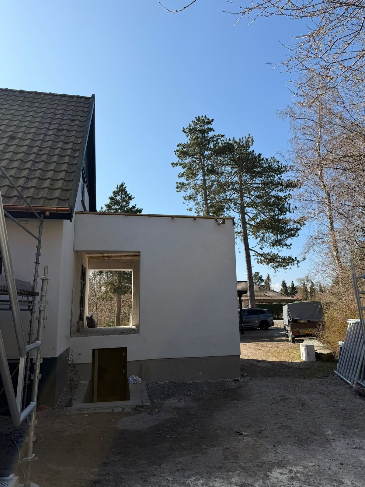 Putsarbete på fasad, bruket dras upp för hand